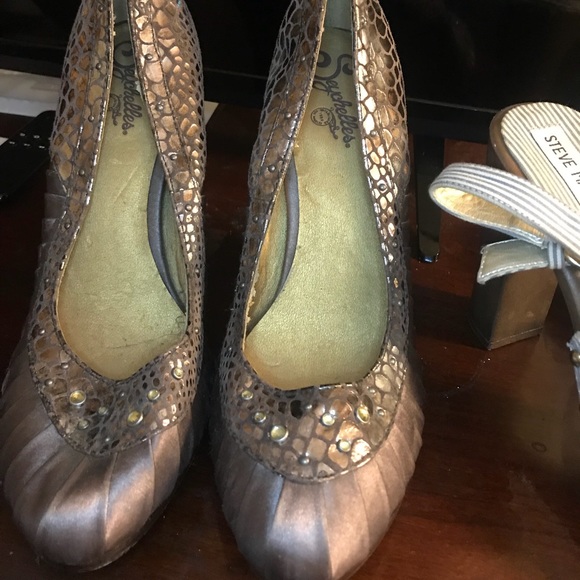 Shoes - Picture 2 of 2